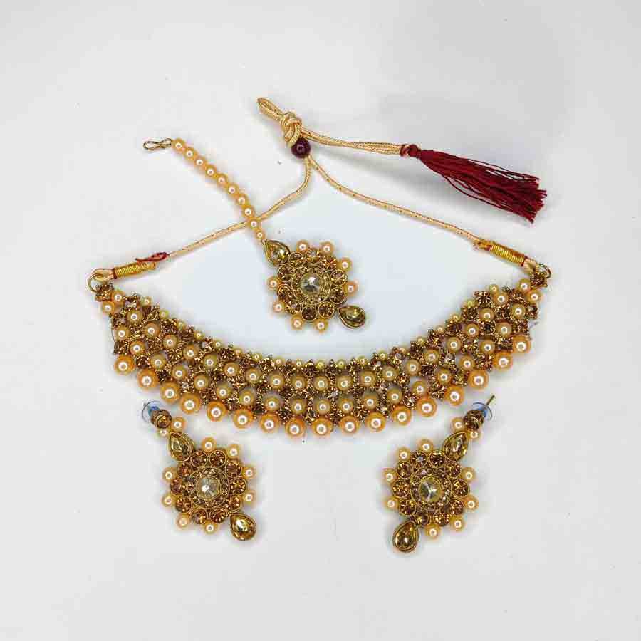 This jewellery set for women is perfectly suited for wedding or party wear.