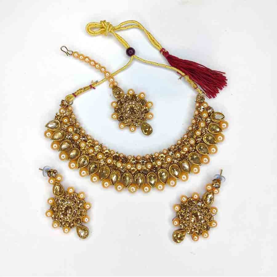 This jewellery set for women is perfectly suited for wedding or party wear.