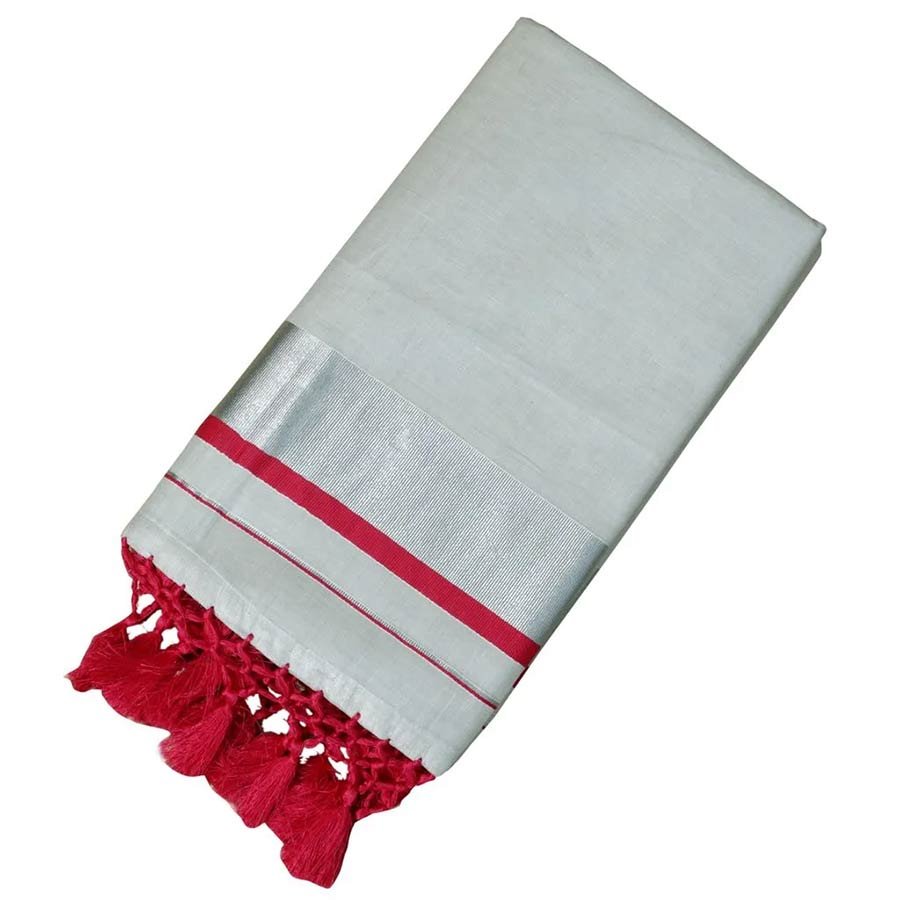 The versatility of kottar kasavu sarees is that it makes you feel in between classic and contemporary. While the berry pink border gives it a authentic formal look, the silver zari nestled between them gives it a traditional touch. This 'Velli kasavu' sarees are perfect for both, a formal official meeting and a festive gathering.