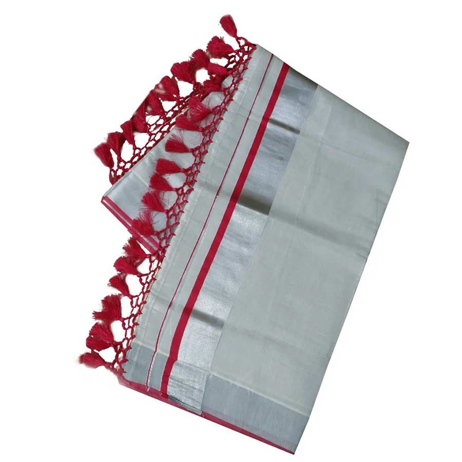 The versatility of kottar kasavu sarees is that it makes you feel in between classic and contemporary. While the berry pink border gives it a authentic formal look, the silver zari nestled between them gives it a traditional touch. This 'Velli kasavu' sarees are perfect for both, a formal official meeting and a festive gathering.