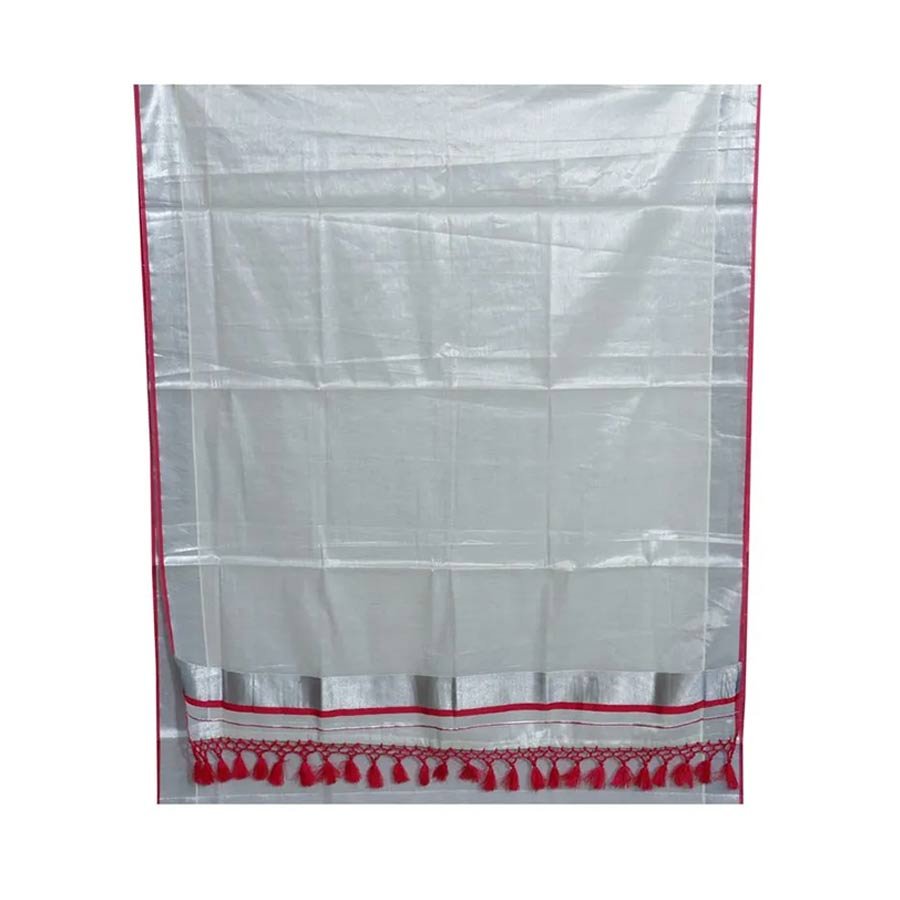 The versatility of kottar kasavu sarees is that it makes you feel in between classic and contemporary. While the berry pink border gives it a authentic formal look, the silver zari nestled between them gives it a traditional touch. This 'Velli kasavu' sarees are perfect for both, a formal official meeting and a festive gathering.