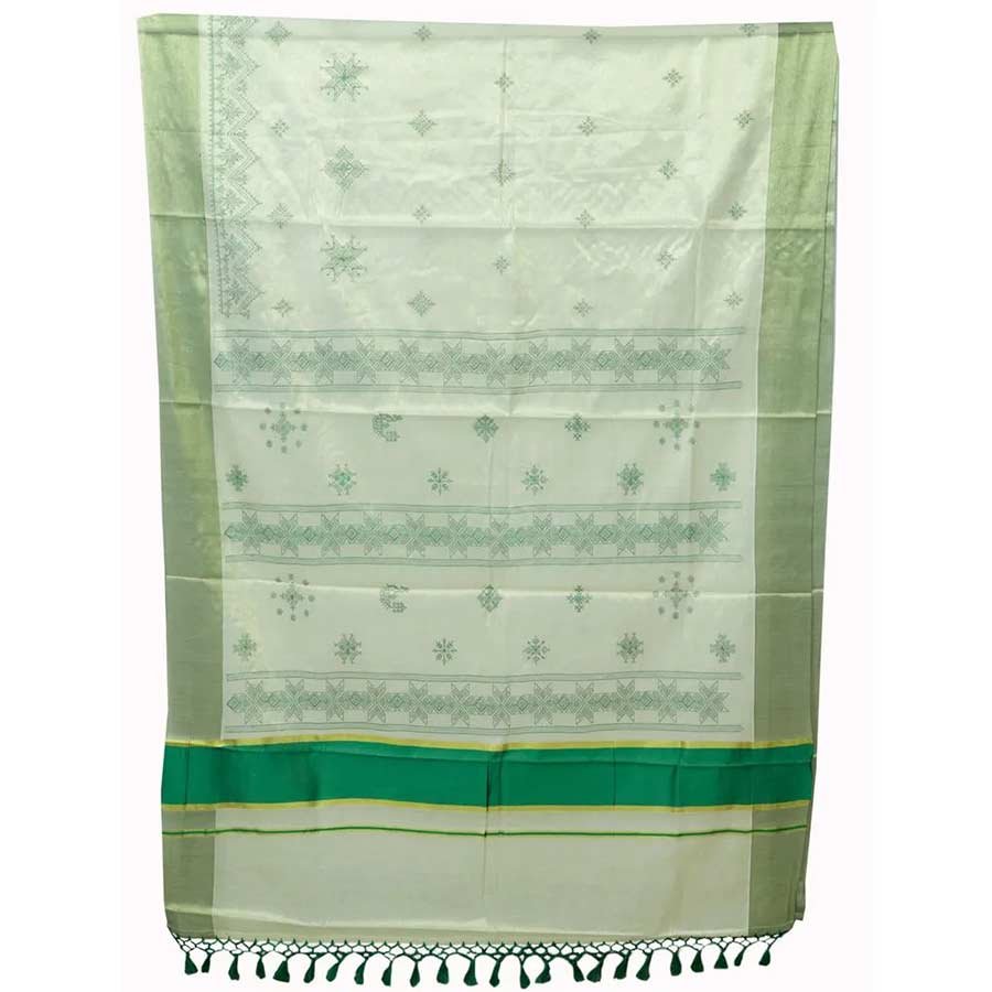An exclusive blend of Kerala and Karnataka cultures. A traditional Kerala tissue saree adorned with elegant Kasuti embroidery. An exclusive collection from Ekatva