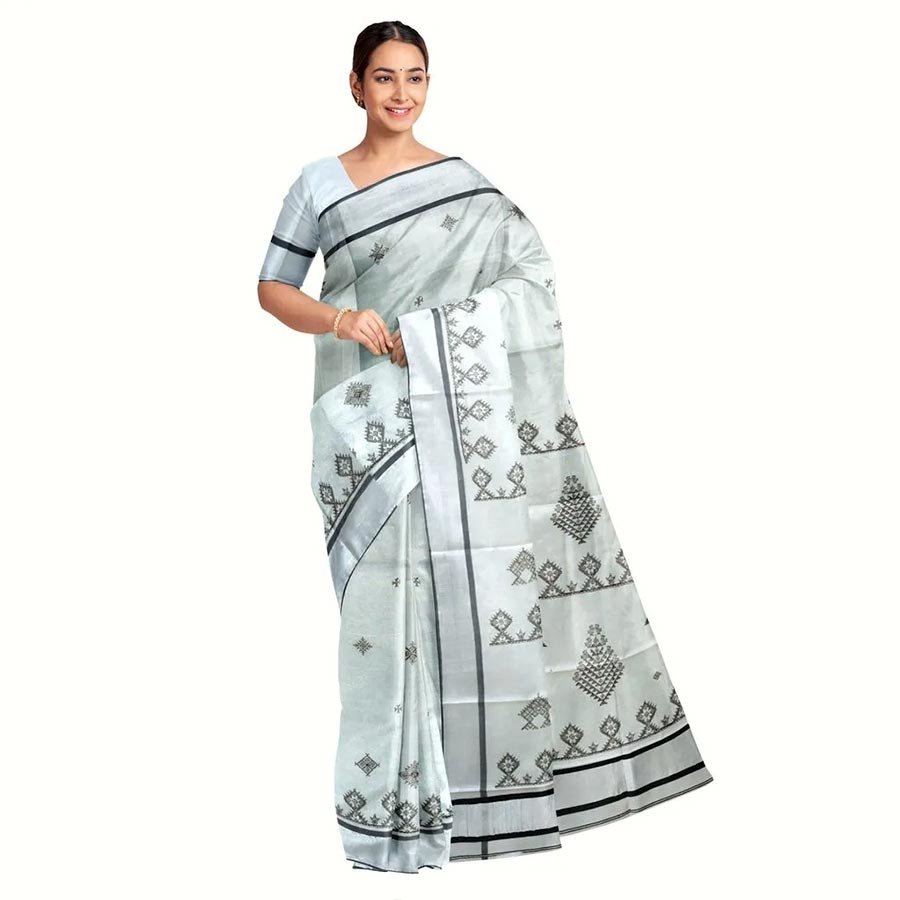 An exclusive blend of Kerala and Karnataka cultures. A traditional Kerala tissue saree adorned with elegant Kasuti embroidery. This traditional blend of two cultural crafts is a must-have possession in every ethnic wardrobe.