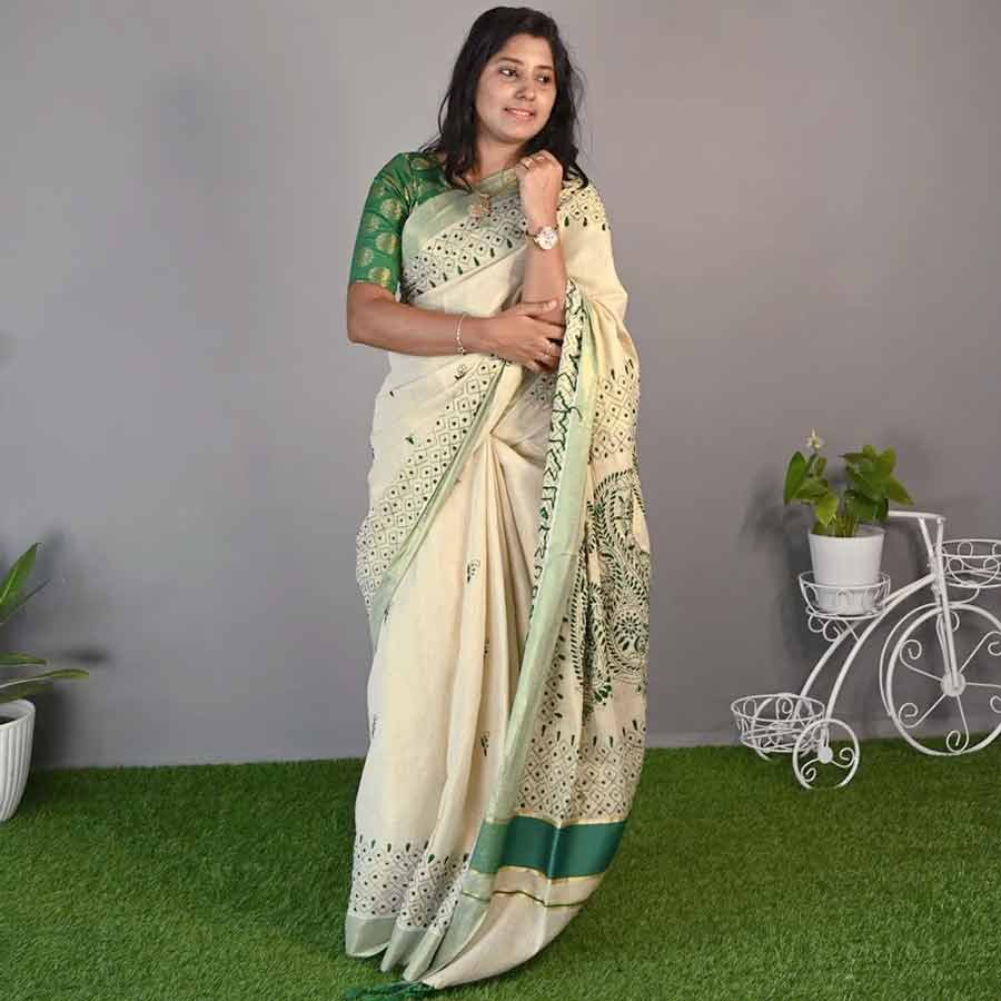 Like a subtle splash of nature, a dash of bewitching green in tassle edged glimmering Kasavu . Ekatva reinventing kerala tissue sarees with traditional craft technique called ' Kantha embroidery ' practiced by rural artisans of west Bengal. This kasavu saree features 'Par tola kantha' embroidery technique which displays simple running stitch in geometrical patterns. Vintage paisley motifs in hues of dark green perfectly blends modernity and tradition. This green tisuue saree with kantha embroidery and Golden kasavu border is truly a treasure to own!